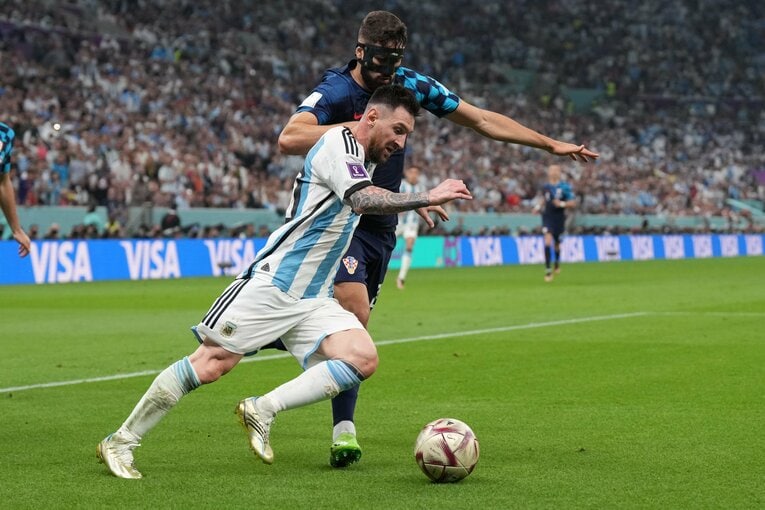 準決勝のクロアチア戦。日本を苦しめたDFグバルディオルを、メッシがぶち抜いたシーン　©JMPA