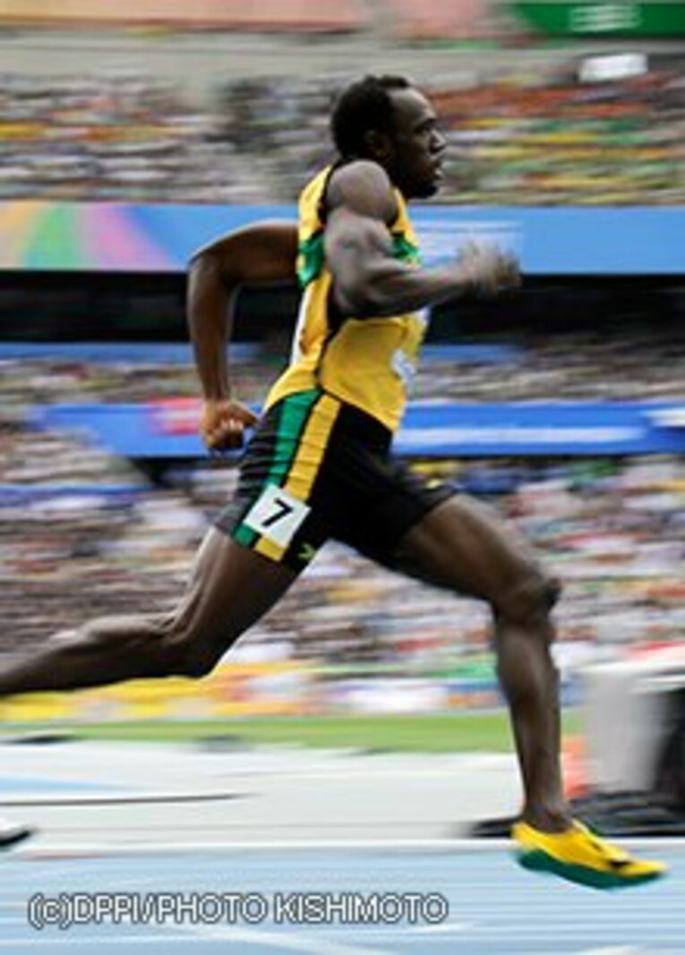 USAIN BOLT
1986年8月21日、ジャマイカ生まれ。100m（9秒58）、200m（19秒19）、4×100mリレーの世界記録保持者。北京五輪で圧倒的な強さで3種目の金メダルを独占し世界中の注目を浴びた。これまで3度の世界選手権では金5個、銀2個のメダルを獲得している。195cm、94kg 