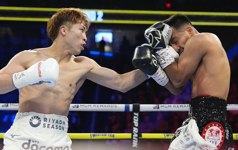 アングルを変えた左でカルデナスを攻める井上尚弥　©Naoki Fukuda