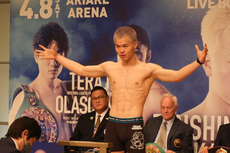 東京ドームホテルの一室で行われた計量　©Norihiro Hashimoto