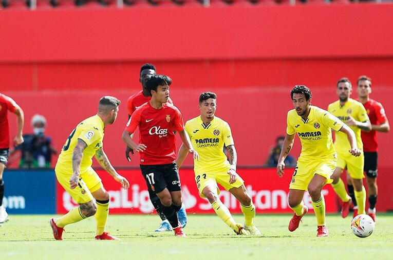 「クボ、ユニフォームちょうだい！」久保建英の“ティキタカ”は地元の子供、タクシー運転手にも人気… ビジャレアル相手に見せた敬意とは〈激写〉(34)