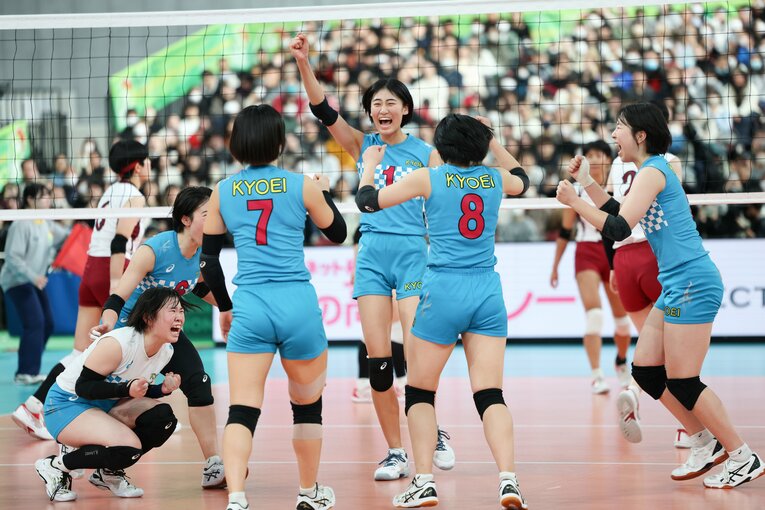 エースの秋本美空（中央）が躍動し、19大会ぶり3度目の優勝を飾った共栄学園　©︎JIJI PRESS