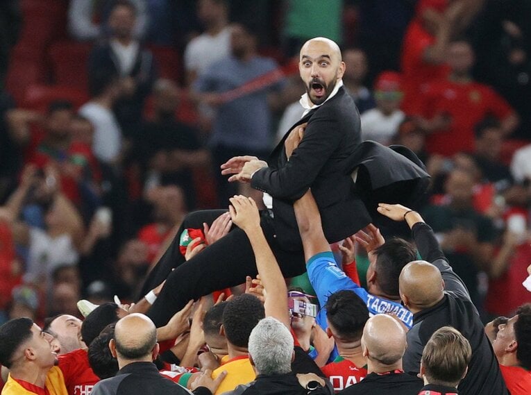 モロッコイレブンに胴上げされてビックリのレグラギ監督　©JIJI PRESS