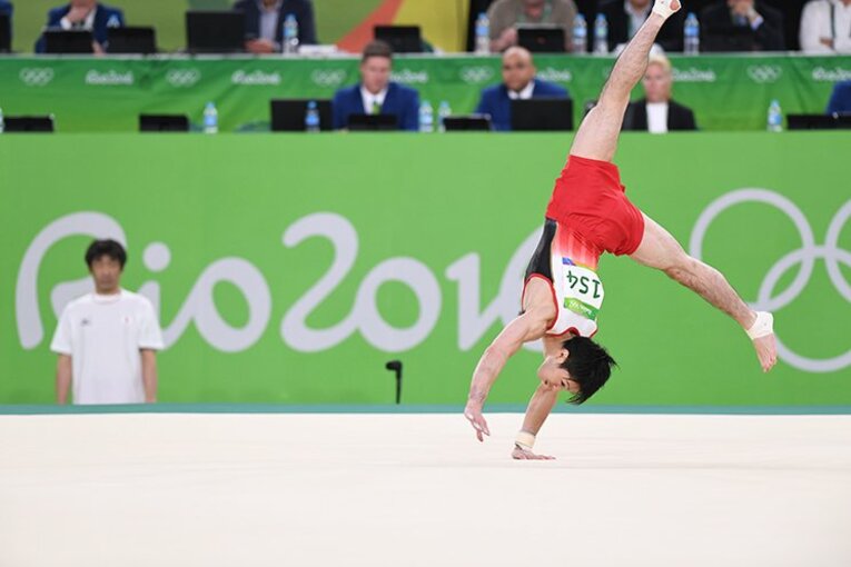 内村航平「やっぱ、むずいな」　離れ技でミスも“1分間の鉄棒決戦”で五輪へ新たな一歩(6) ／ photograph by Kaoru Watanabe／JMPA