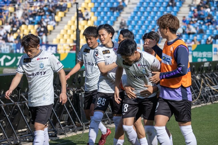 第5節アビスパ福岡戦。今季2点目を決めた小野瀬康介を祝福するチームメイトたち　©SHONAN BELLMARE