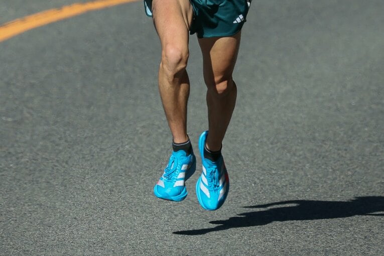 黒田は厚底カーボンシューズとは違う選択をしていたという　©JMPA