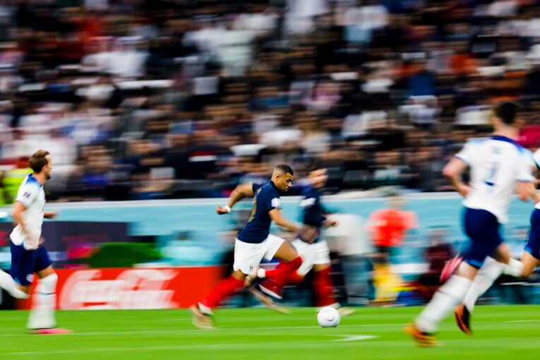 エムバペの超高速ドリブル（2／4）　©Kiichi Matsumoto/JMPA