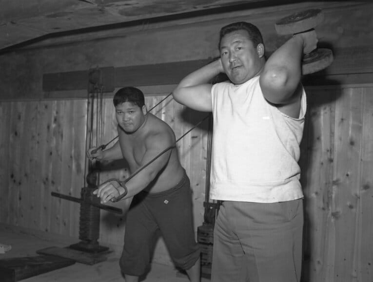 1961年、ジムで汗を流す力道山（右）と豊登。2年後に力道山は急死する　©Nikkan Sports