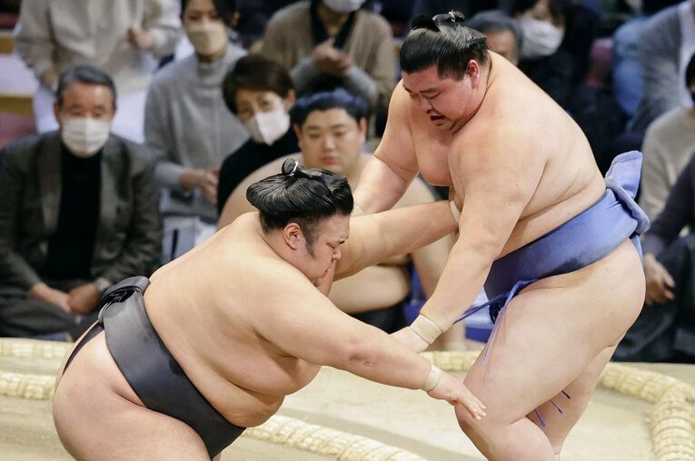 14日目、大関貴景勝（左）が突き出しで大関正代を破る。今場所、貴景勝は12勝3敗、正代は9勝6敗だった ／ photograph by KYODO