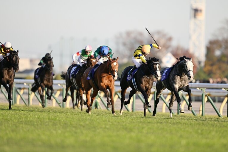 カランダガンとマスカレードボールのデッドヒート　©Keiji Ishikawa
