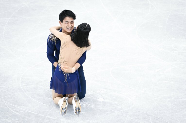 抱き合う2人　©Asami Enomoto