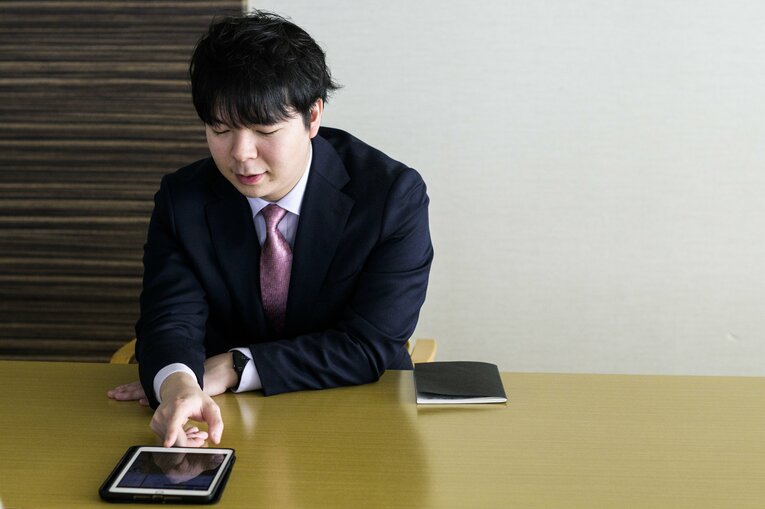 「将棋を詳しくない人に向けて…」と解説をお願いすると例えなどを用いながら説明してくれた高見七段　©Asami Enomoto