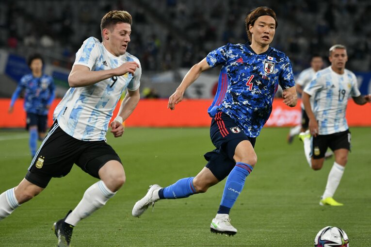 アルゼンチンのガイチとマッチアップする板倉滉©JMPA