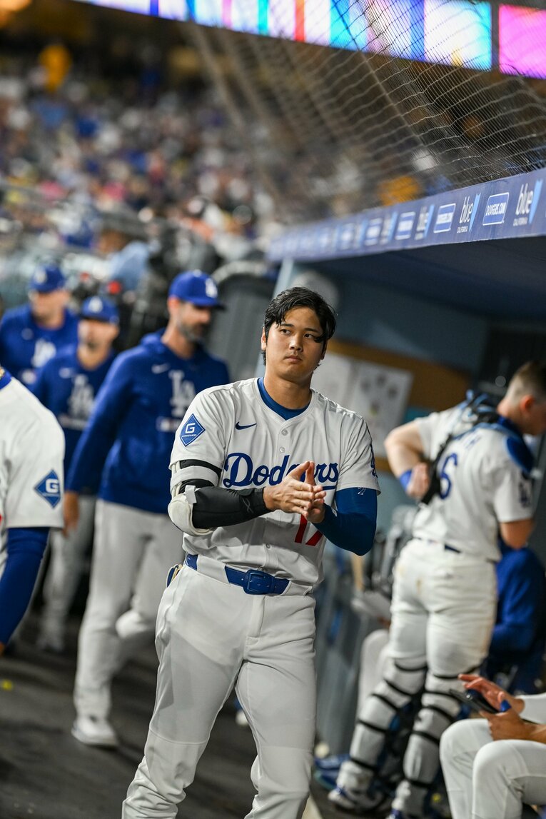 【Numberカメラマンが激写・大谷翔平の愛される日常2025年7月版：全100枚超】ベンチでの珍しい姿　©Nanae Suzuki