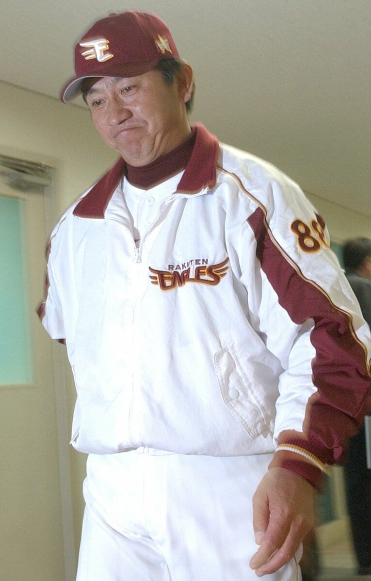 2005年4月の連敗中、悔しそうな表情で引き揚げる田尾安志監督　©JIJI PRESS