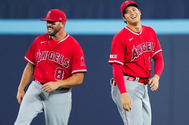 大谷翔平とスタジアムで談笑するムスタカスもトレードで加入した選手だ ／ photograph by Getty Images