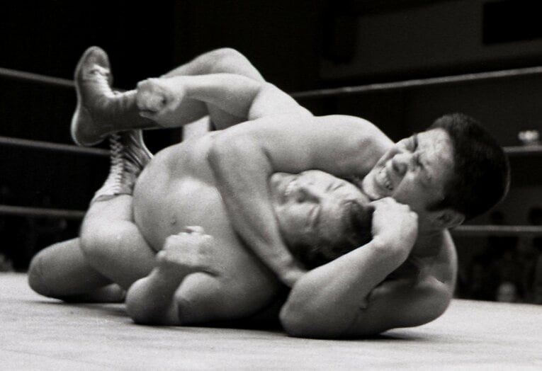 佐山聡のデビュー戦（vs魁勝司）　©東京スポーツ新聞社