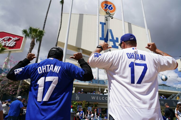 ドジャースタジアム周辺では大谷の背番号「17」を着たファンたちが数多くいた　©︎Shizuka Minami