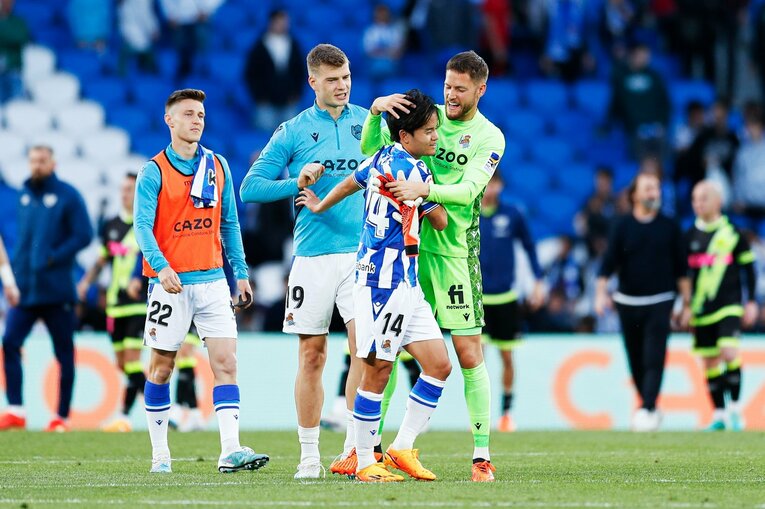 「クボはノルマル（普通）よ」辛口おばあちゃんにバルで遭遇も…カメラマンが撮った久保建英21歳の“軽快ドリブル＋母・祖母のような愛”(40)