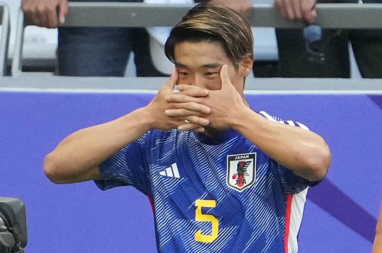 2024年アジア杯でゴールを決めた後の守田英正。じつはこのパフォーマンスはスポルティングで仲良しの同僚FWに向けられたものだった ／ photograph by Masashi Hara/Getty Images