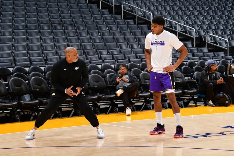 八村塁（右）を指導するフィル・ハンディ　©︎Getty Images