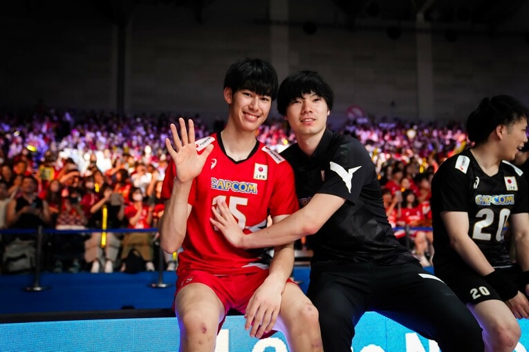 甲斐優斗、大塚達宣（VNLドイツ戦）　©︎Volleyball World