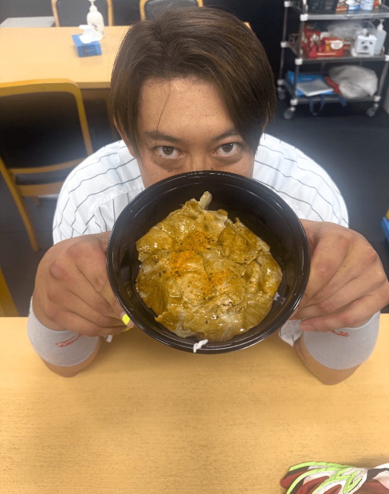 この日は帯広豚丼をチョイスした佐藤都志也　©Chiba Lotte Marines　
