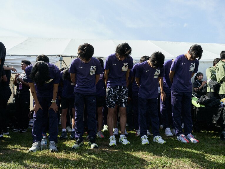 落選が決まり方を落とす明治大チーム　©Yuki Suenaga