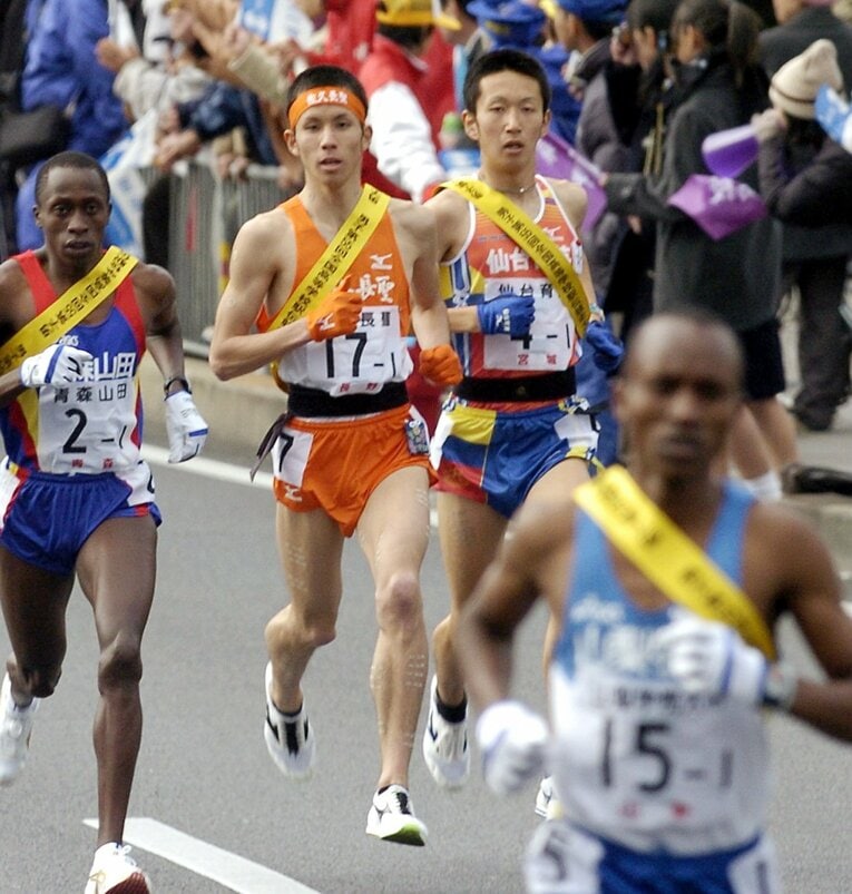 2004年の都大路の1区で留学生を追って飛び出した「W佐藤」こと佐藤悠基と佐藤秀和　©︎JIJI PRESS