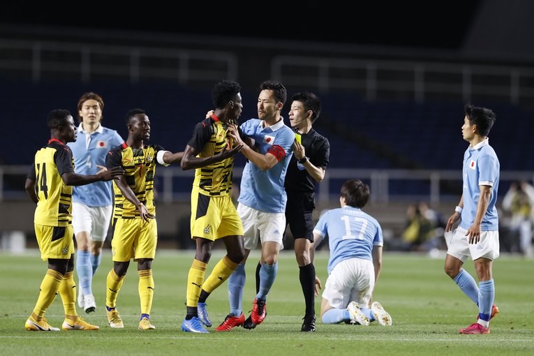 プレーだけでなく言動でもチームを牽引する吉田麻也（写真はガーナ戦での抗議シーン、後方には板倉の姿も）©︎AFLO