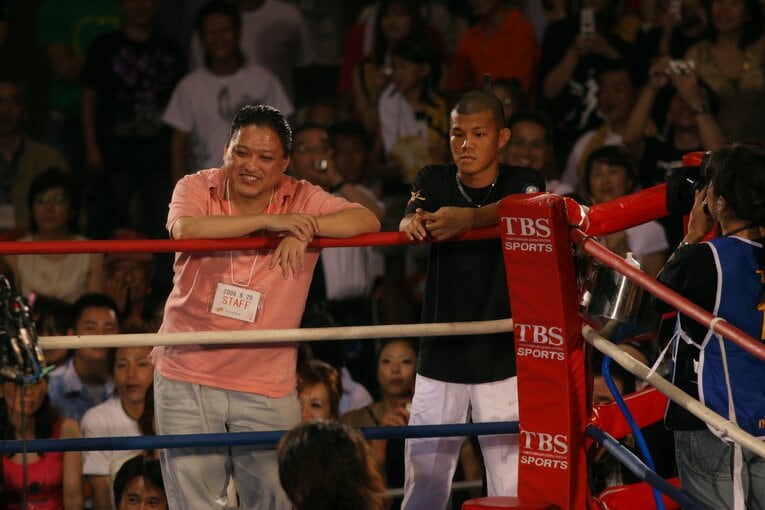 2006月8月20日、亀田大毅の勝利に笑みを浮かべる金平（左）と、セコンドについた亀田興毅　©︎Toshiya Kondo