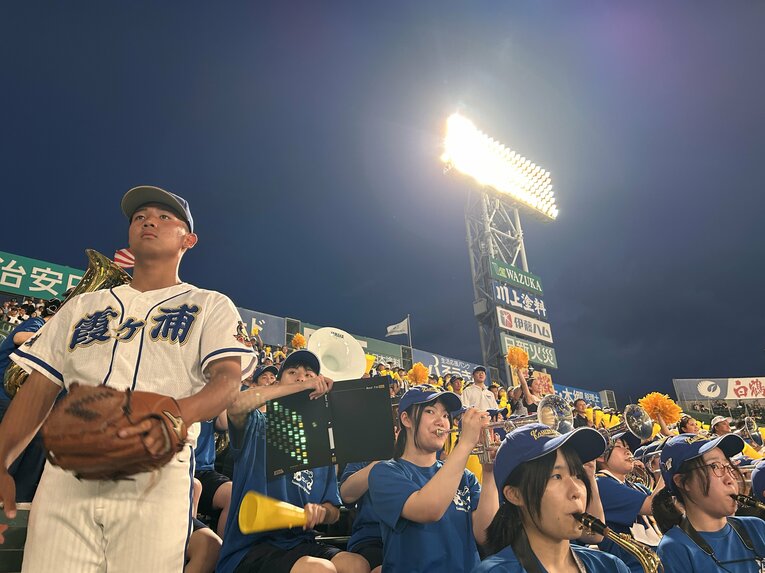 甲子園伝統・カクテル照明の中演奏する、霞ヶ浦（茨城）吹奏楽部 ©Yukiko Umetsu