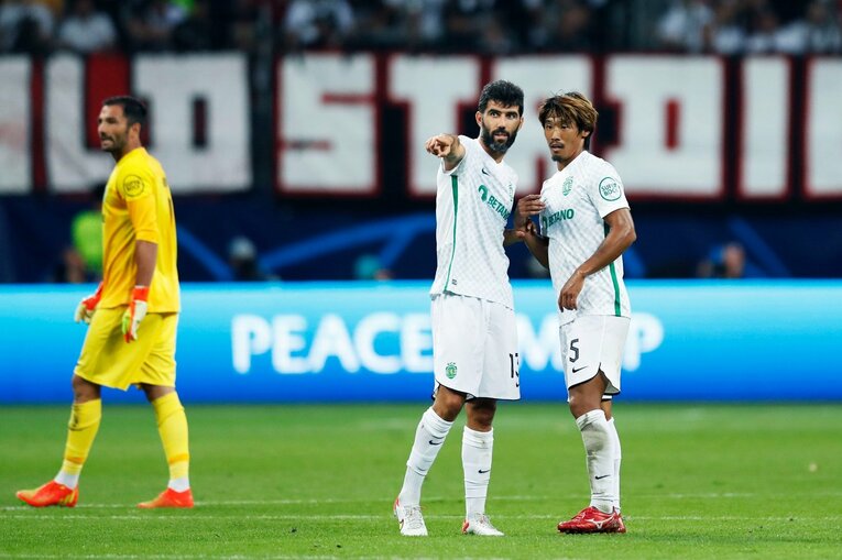 「“鎌田大地と守田英正が一緒に写った1枚”を狙いたいけど…」「長谷部誠はすでにコーチのように」CL日本人対決と“美しい夕焼け”撮影ウラ話(57)