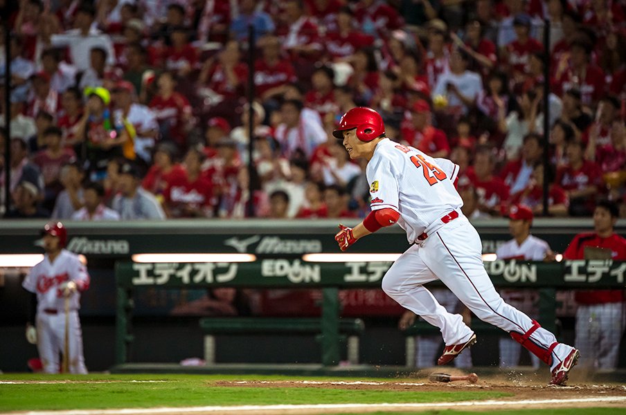 当たり前のように勝つ広島の強さは、当たり前のように走る新井にあり!<Number Web> photograph by Takuya Sugiyama