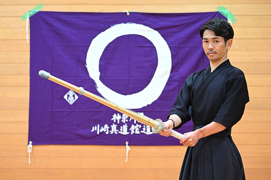 JRAジョッキー戸崎圭太42歳が剣道場の代表になっていた! 本人に聞いた決断の理由「これで成績が下がったら、多分叩かれるだろうな。ただ…」<Number Web> photograph by Keiji Ishikawa