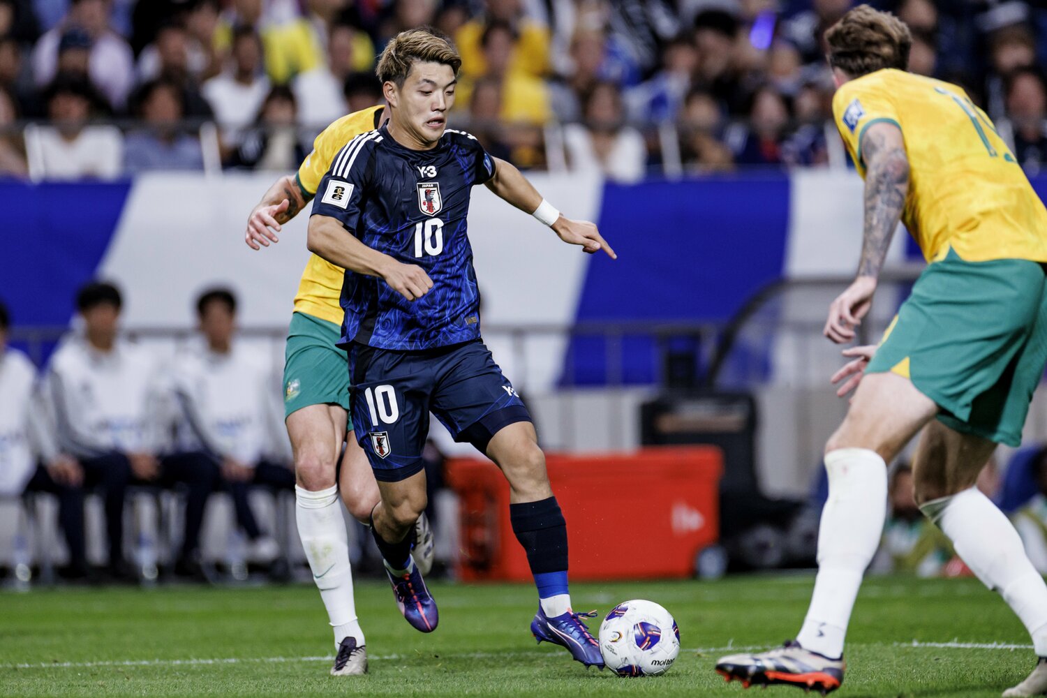 長年にわたって日本代表に名を連ねる堂安。2025-26シーズンには27歳となる　©Kiichi Matsumoto