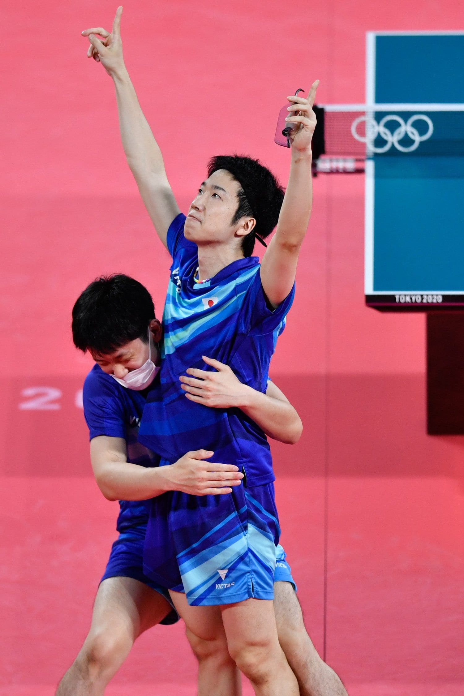 男子団体、銅メダルを決め張本が水谷に飛びついてきたシーン　©AFLO