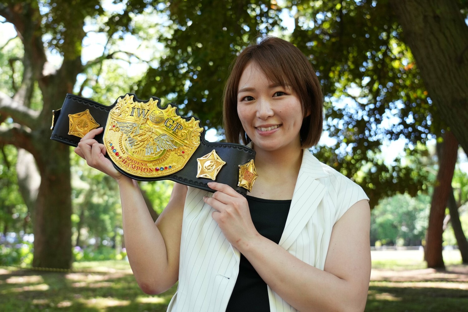 總持寺の参道でIWGP女子王座のベルトを手にするSareee　©Essei Hara