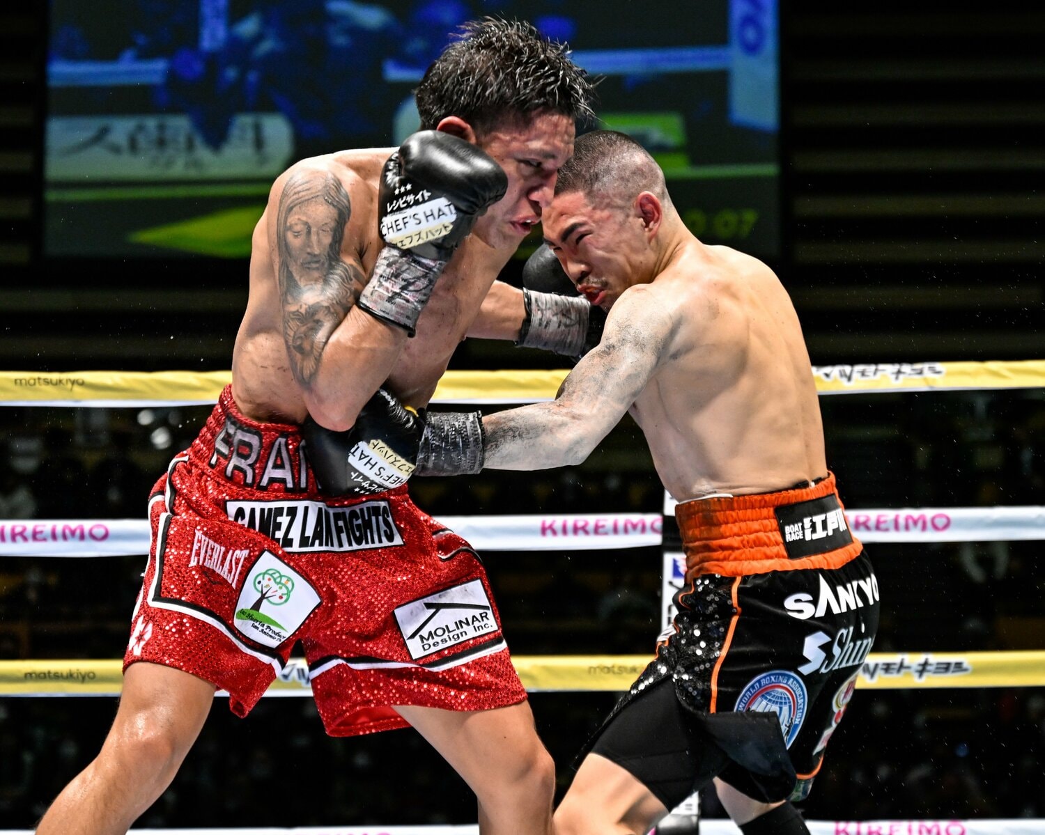 両者のパンチが交錯したシーン。見方によって採点が分かれる難しい一戦となった ©Hiroaki Yamaguchi