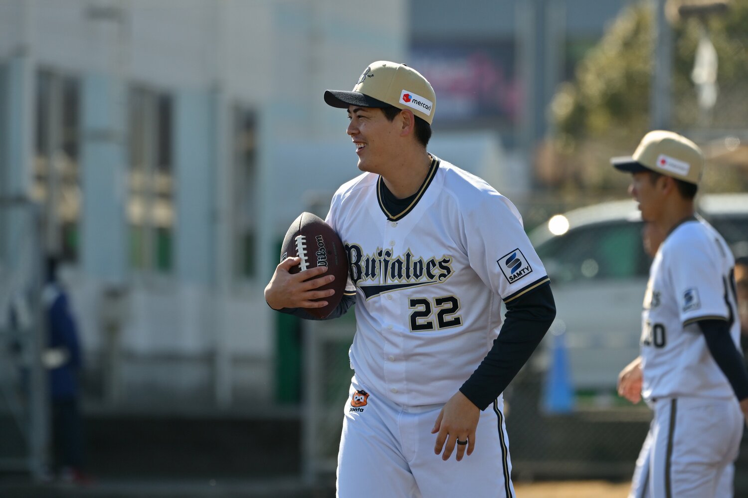 アメフトのボールでトレーニングする九里　©Hideki Sugiyama　