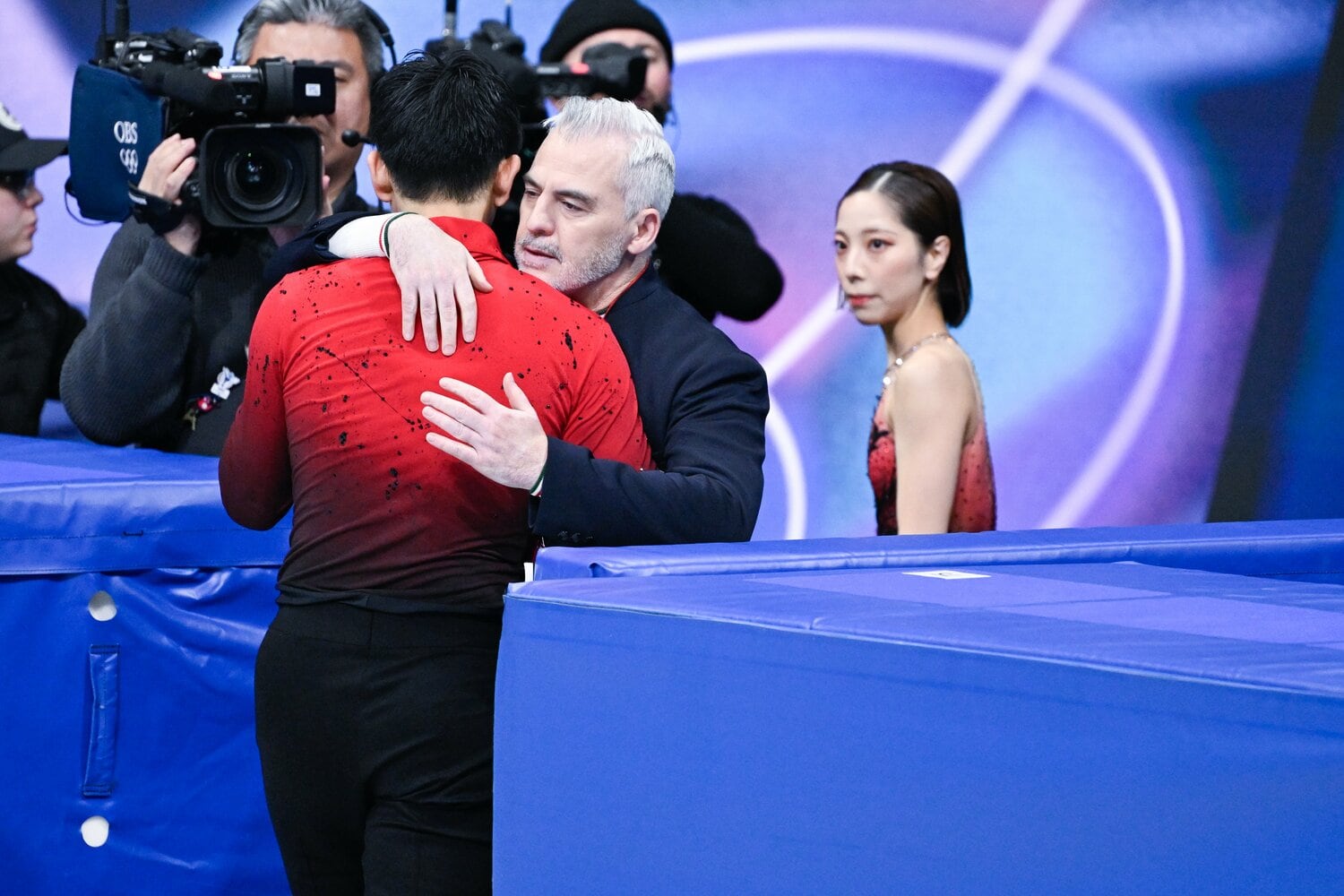 ショートの演技後、ブルーノ・マルコットコーチは「It’s not over（まだ終わっていない）」と言って木原を抱きしめた ©Asami Enomoto／JMPA