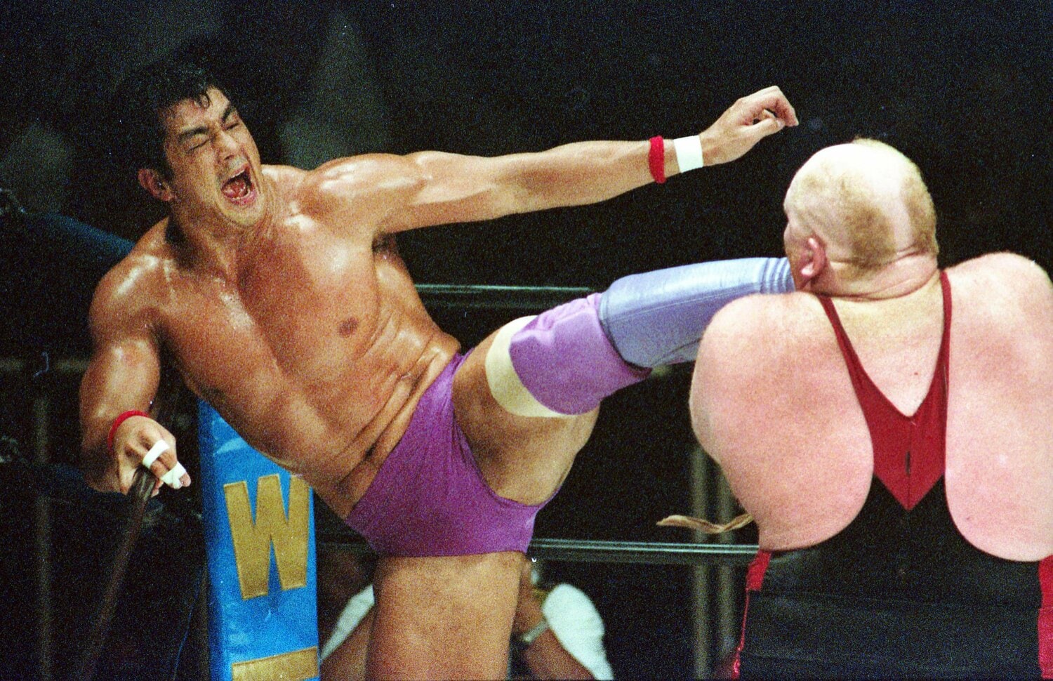 「1億円トーナメント」決勝の髙田延彦vsスーパーベイダー ©東京スポーツ新聞社