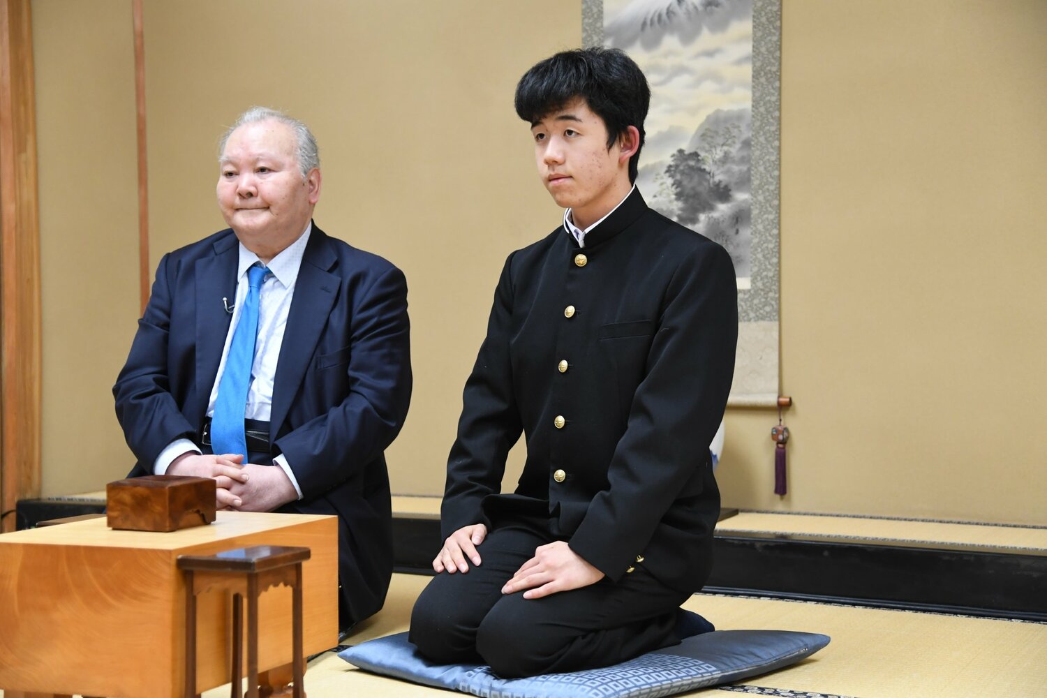 2016年12月24日、加藤一二三九段（左）とのプロ初対局での藤井聡太四段（当時14歳）。2016年度前期の三段リーグを13勝5敗で一期抜けしている　©Sankei Shimbun