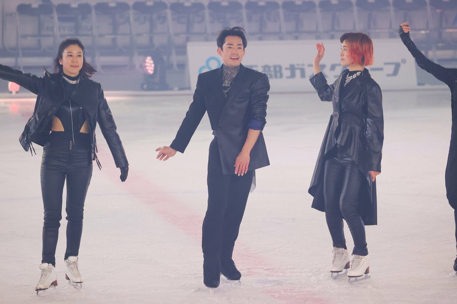 公開リハーサルにて。村元哉中、村上佳菜子らと　©AFLO