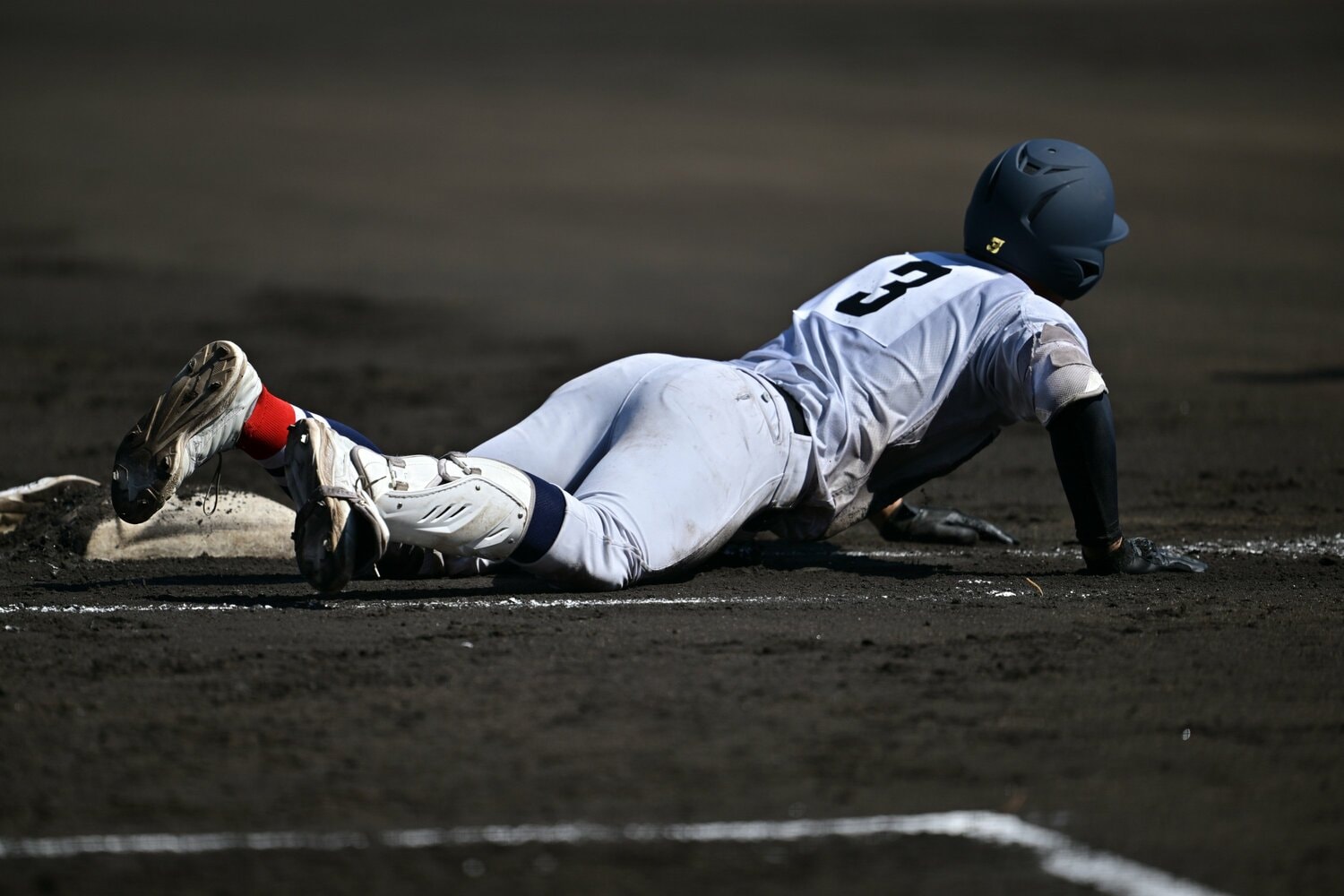 6回表、一死満塁の場面。横浜五番バッター小野舜友がヘッドスライディング。塁審は岐阜商ファーストの足が離れたと判定し、横浜が2点を追加　©Hideki Sugiyama