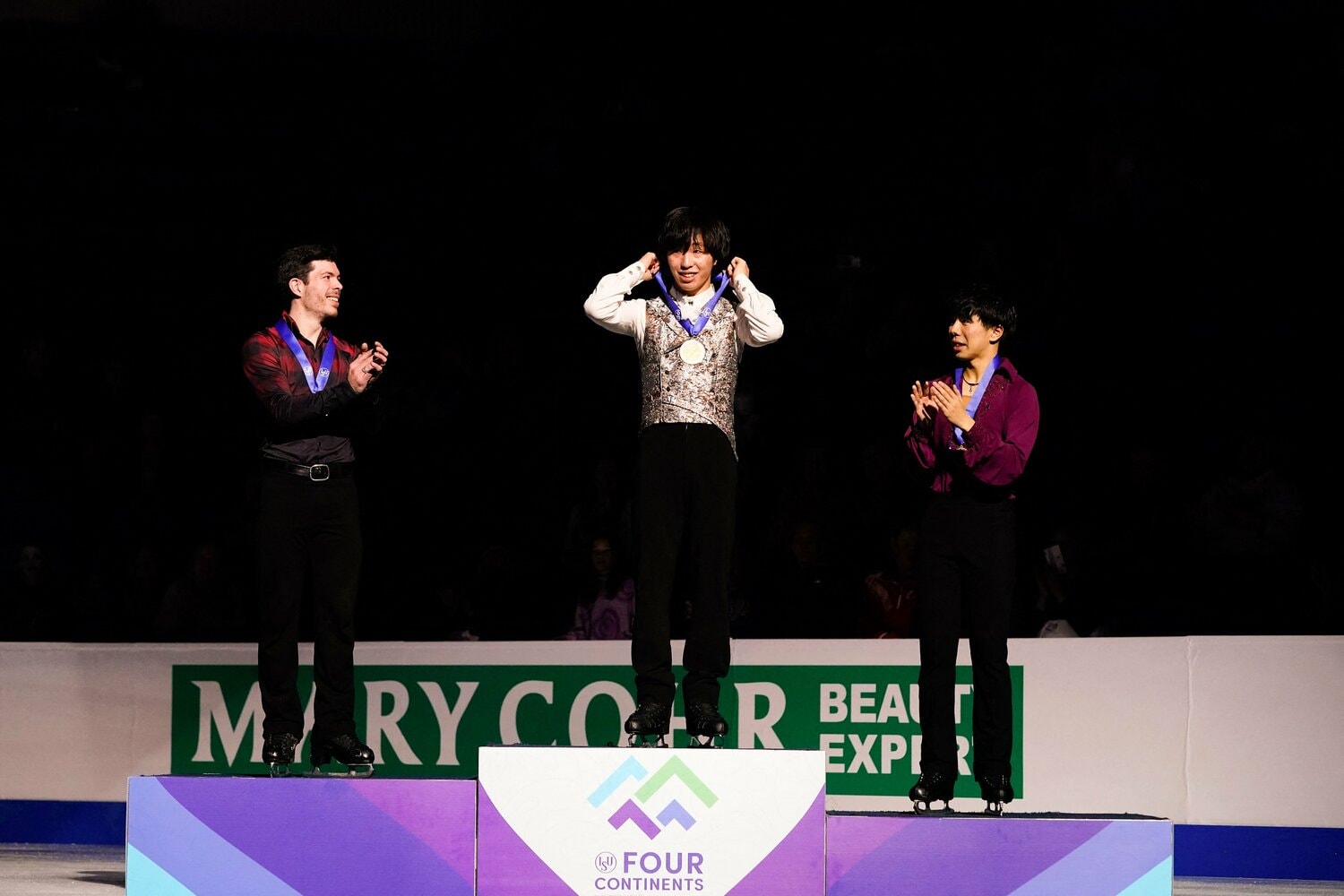 昨年の四大陸選手権で金メダルに輝いた三浦佳生を称える銀のキーガン・メッシングと銅の佐藤駿　©︎AFLO