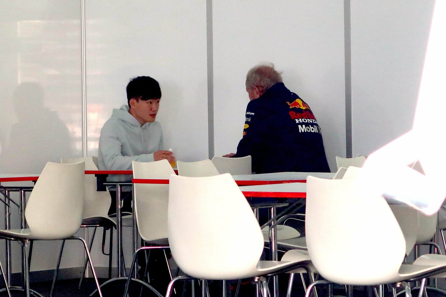 決勝レース前に話し合いの機会を持った角田とヘルムート・マルコ　©Masahiro Owari