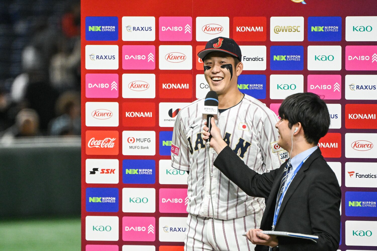 ヒーローインタビューに笑顔で答える小園　©Nanae Suzuki