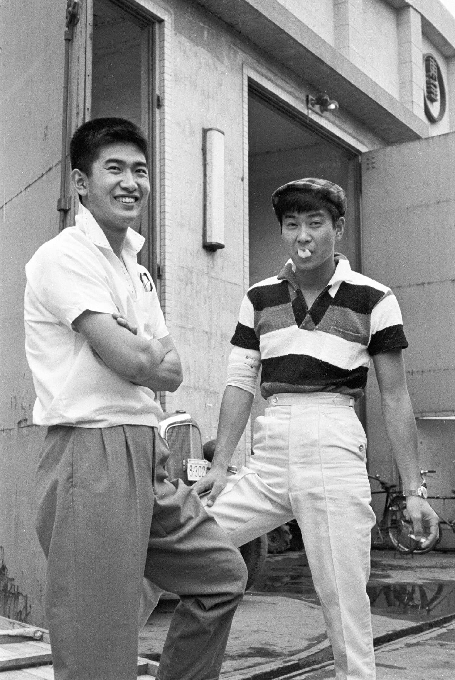 石原慎太郎（左）と裕次郎（1958年撮影）　©BUNGEISHUNJU