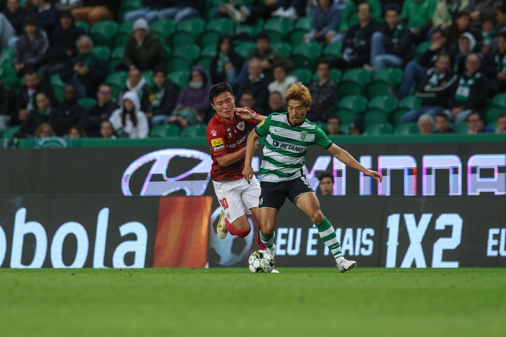 スポルティング戦、守田とデュエルする三竿 ©Getty Images